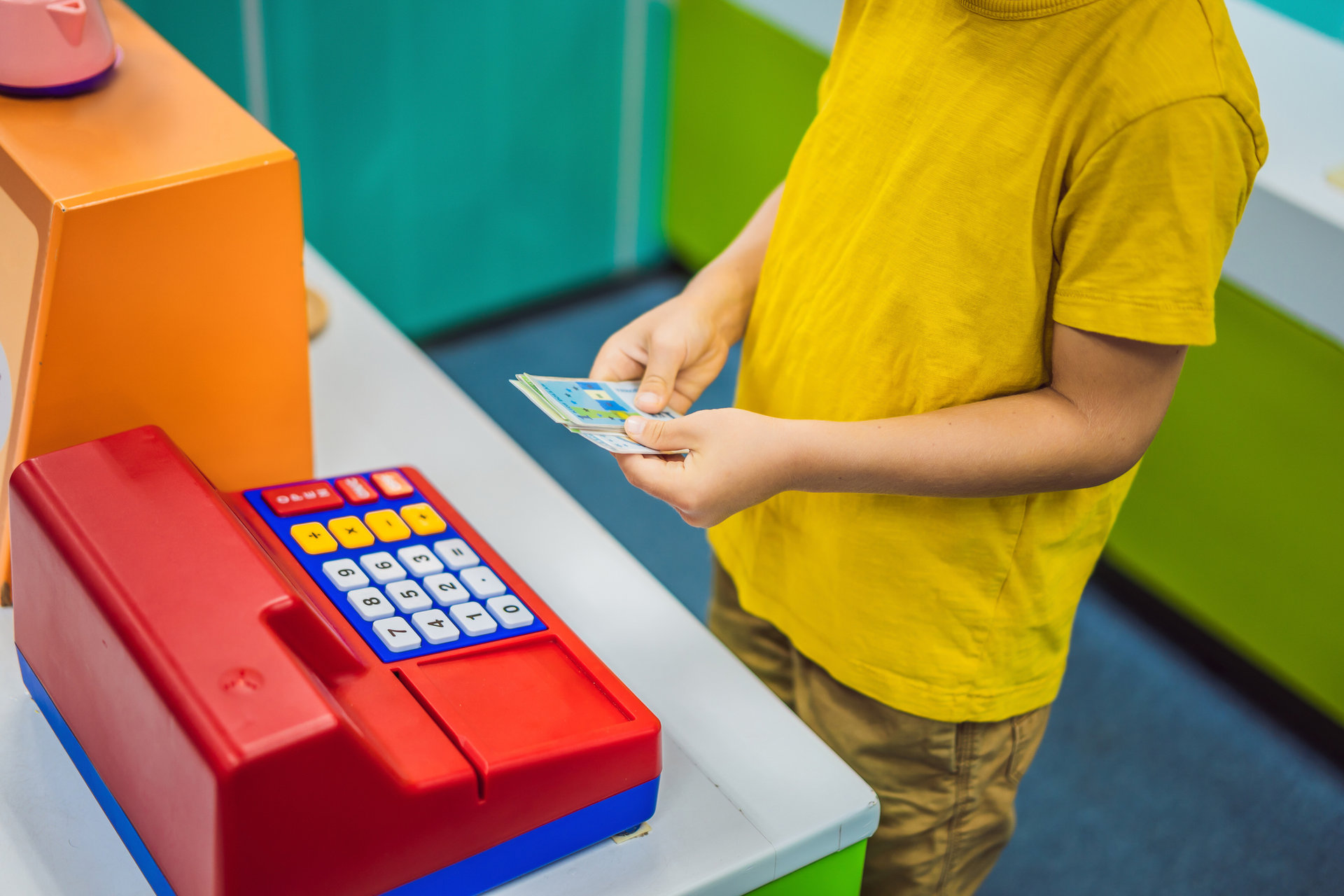 Ein Kind spielt mit der Kinderkasse.